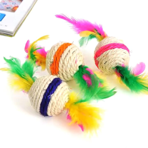 Rascador de fique con plumas – bolita divertida y segura 🐱